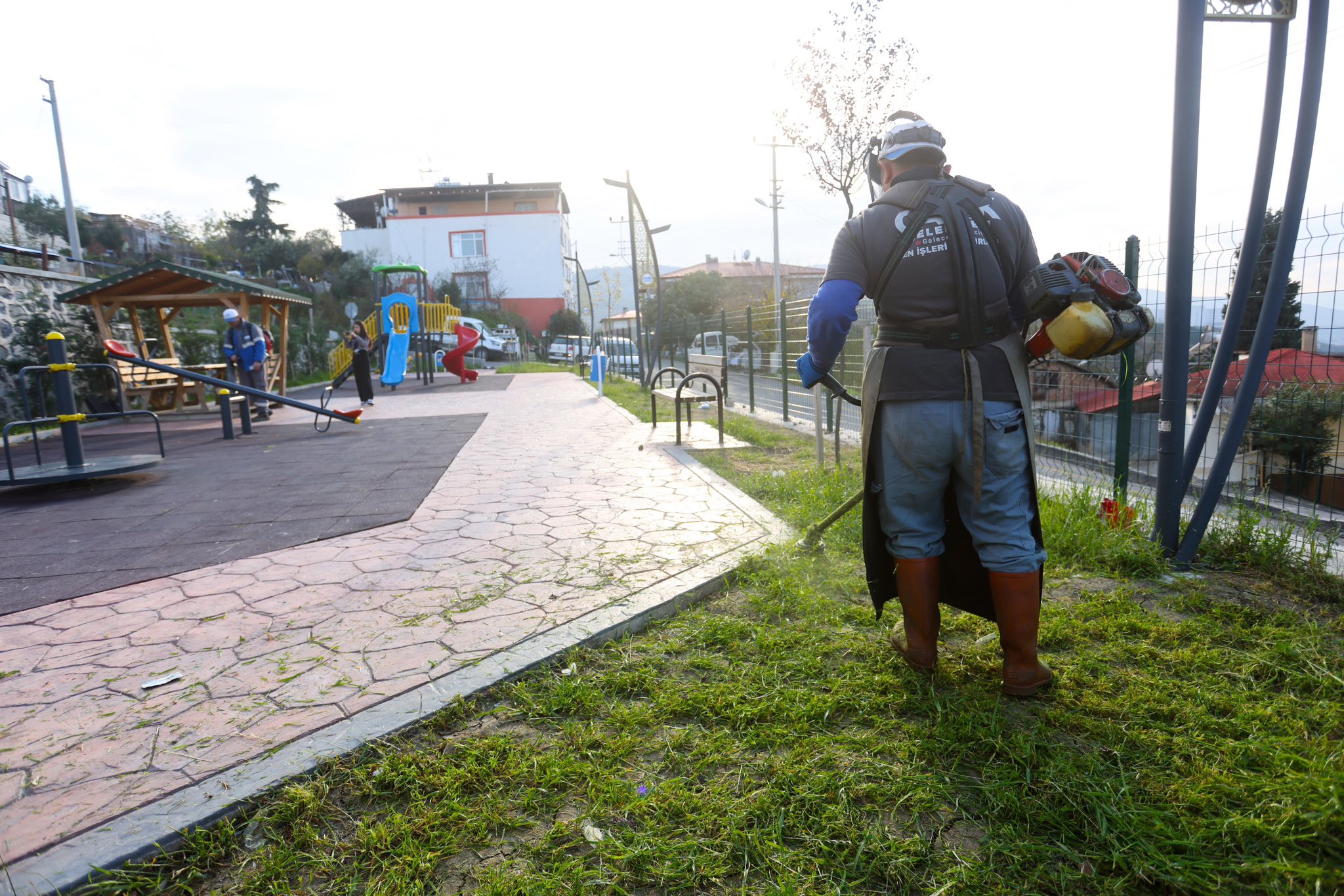 Canik'te parklar temizleniyor 