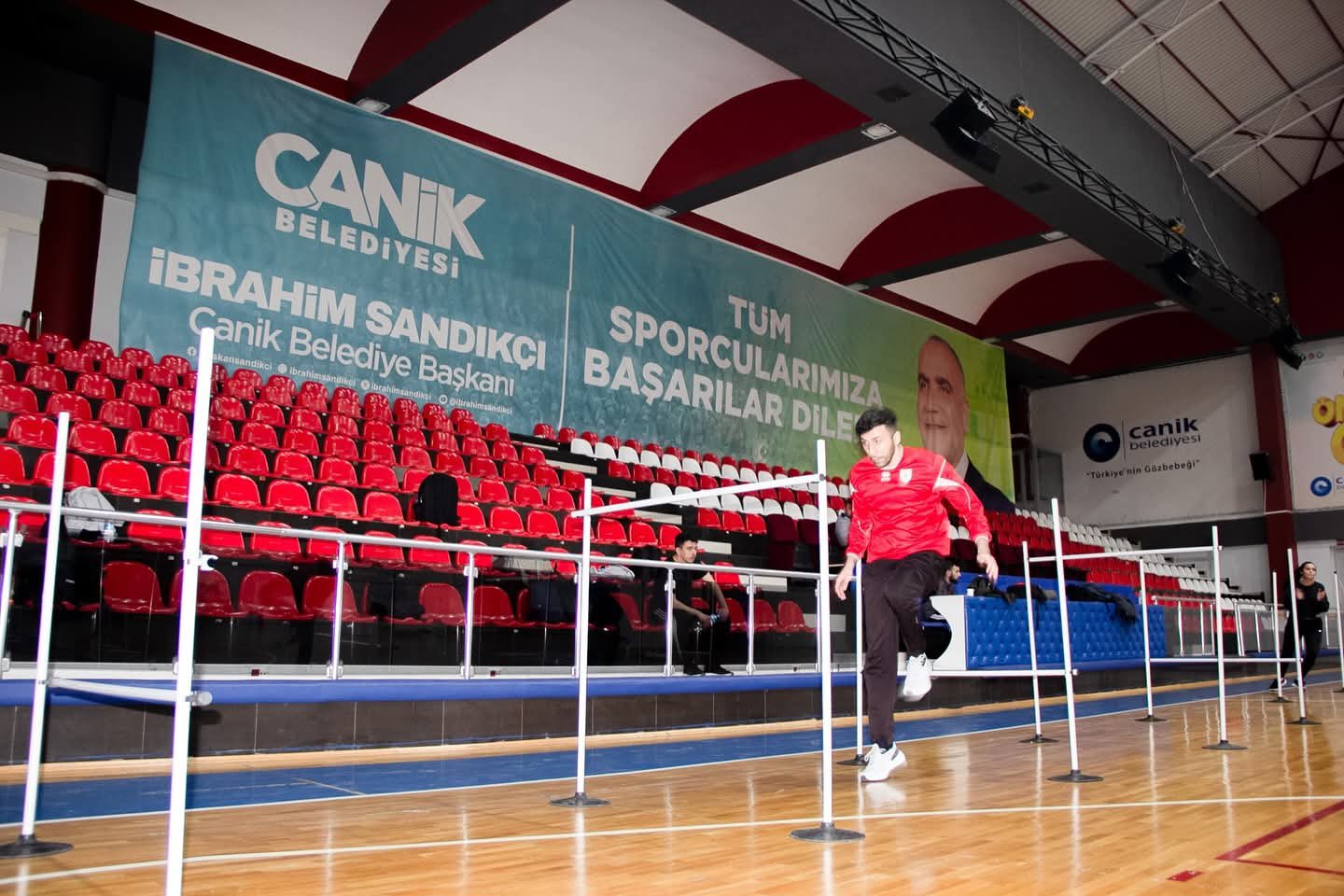 G8Rq F Q Y X U A Au9Uf