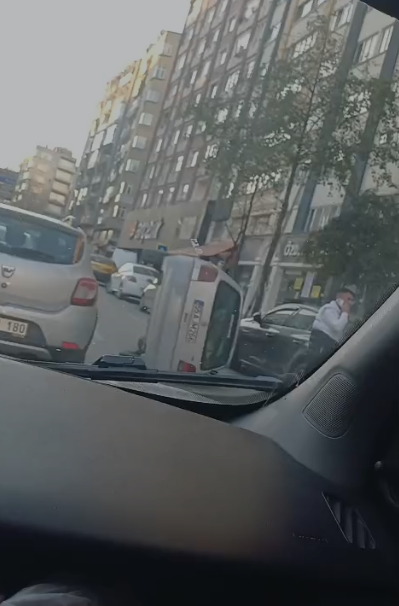 Samsun 100. Yıl Bulvarı'nda kaza: Otomobil yan yattı