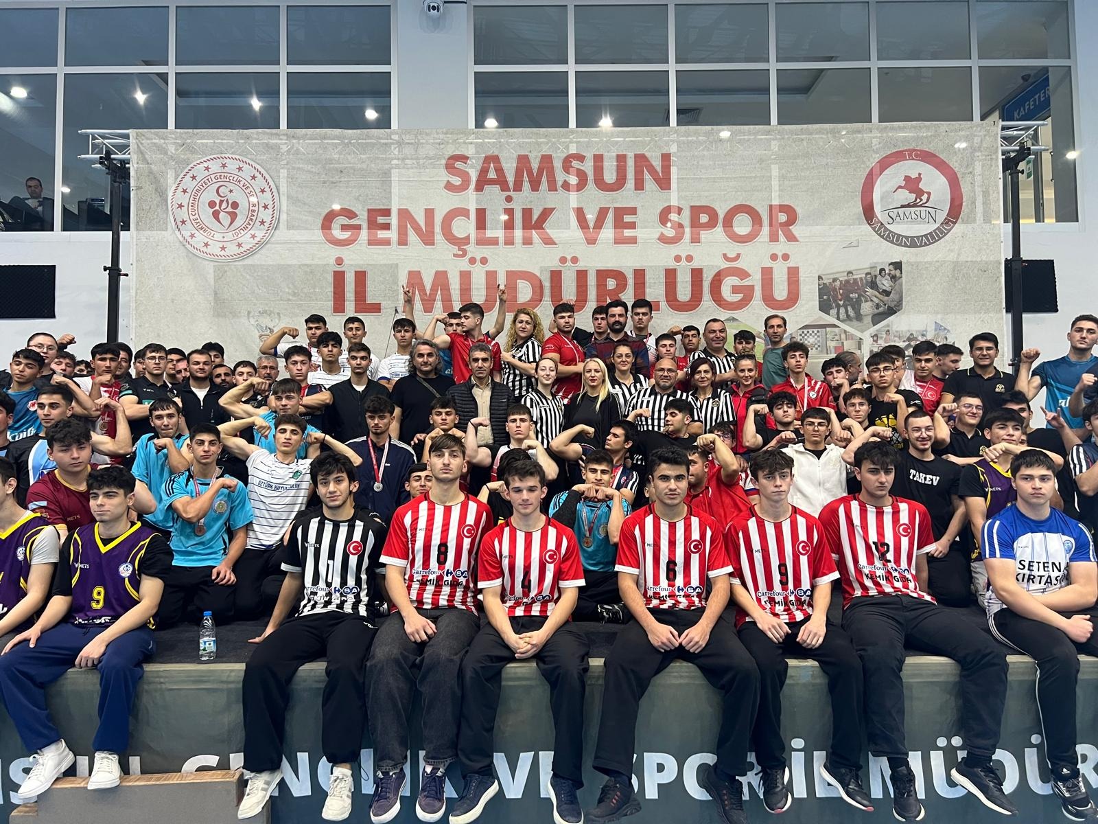 Madalyalar sahibini buldu: Samsun'da bilek güreşinde büyük çekişme