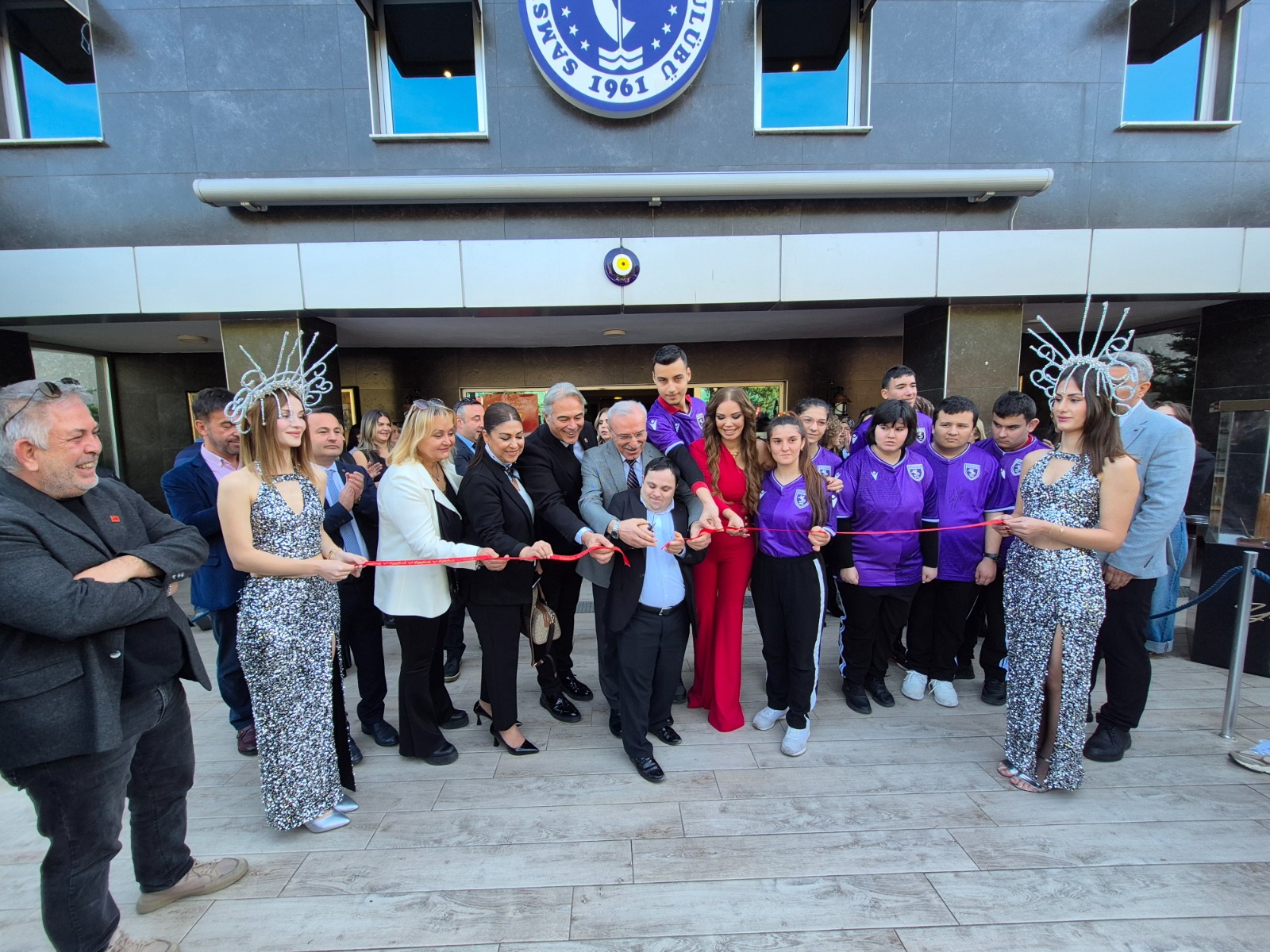 Mutluluğun Kanatları Derneği'nden muhteşem açılış