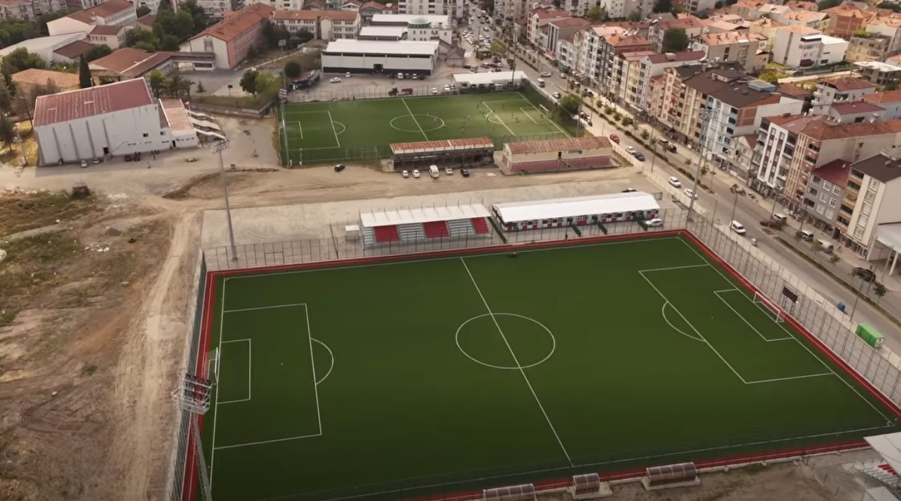 Bafra’ya 700 kişilik tribünlü modern futbol sahası 