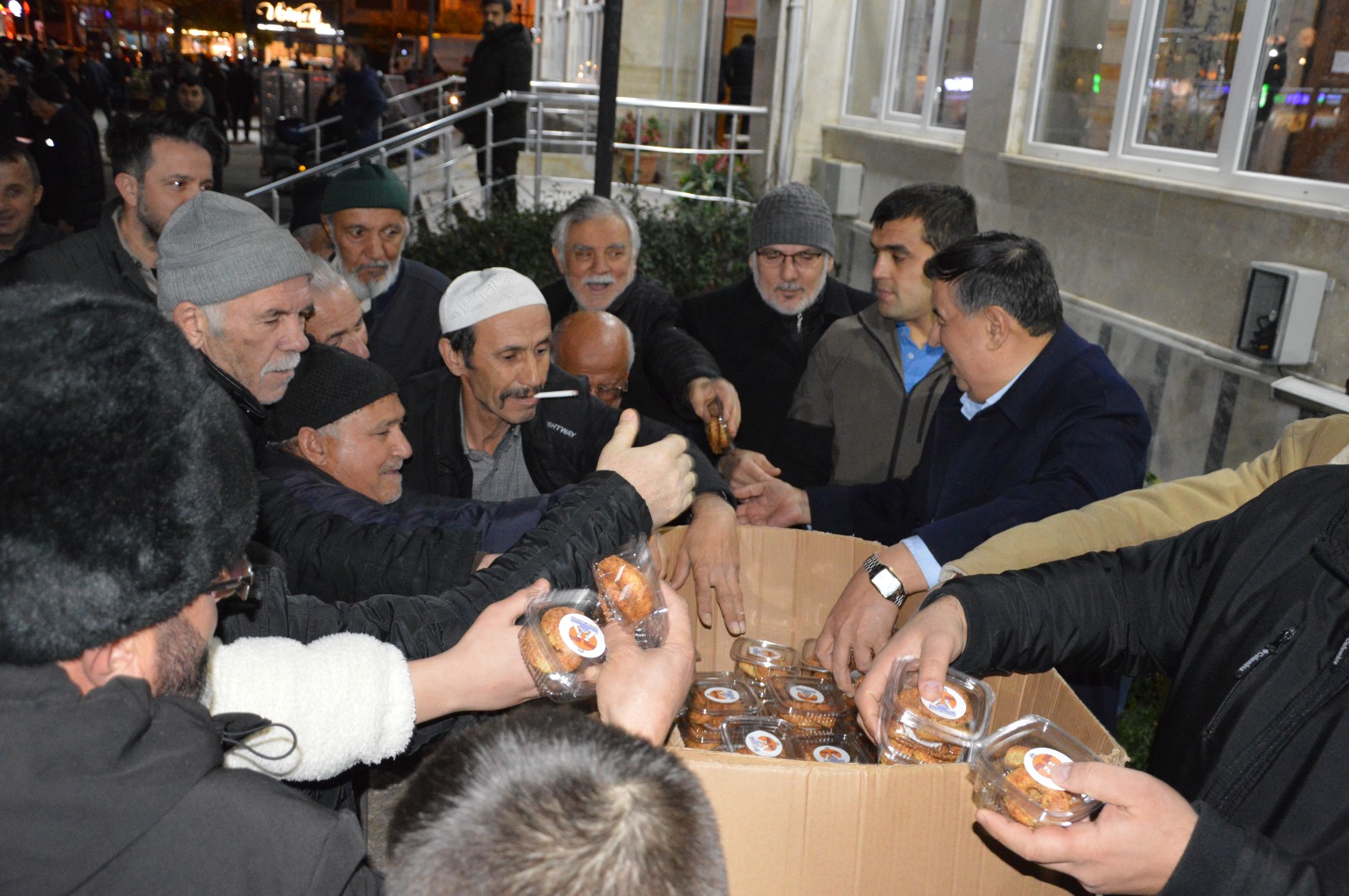 Başkan İkiz, Regaip Kandili'nde vatandaşlarla bir araya geldi 