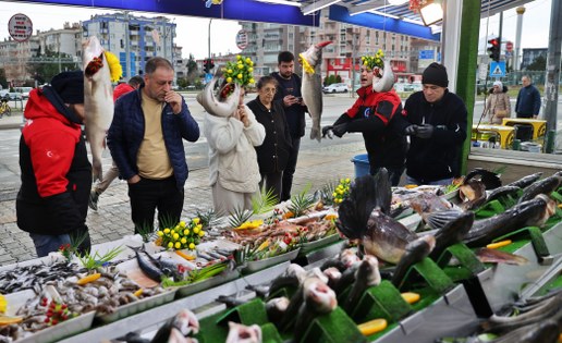 Uzmanların bol bol balık tüketilmesini önerdiğini hatırlatan Tunçer, taze balık tüketiminin de önemine işaret etti.