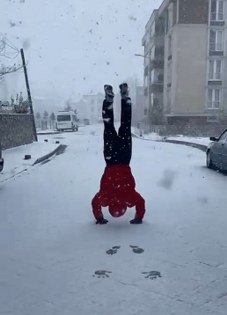 Samsun kar yağışına Guinness Rekortmeni Osman Ismak'tan ilginç kutlama!