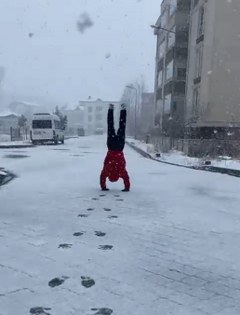 Samsun kar yağışına Guinness Rekortmeni Osman Ismak'tan ilginç kutlama!