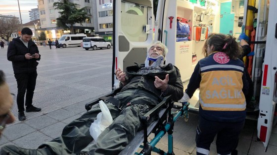 Samsun'da bankta bir anda yere yığıldı: Cumhuriyet Meydanı'nda panik