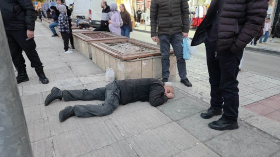 Samsun'da bankta bir anda yere yığıldı: Cumhuriyet Meydanı'nda panik