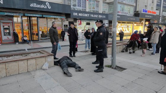 Samsun'da bankta bir anda yere yığıldı: Cumhuriyet Meydanı'nda panik