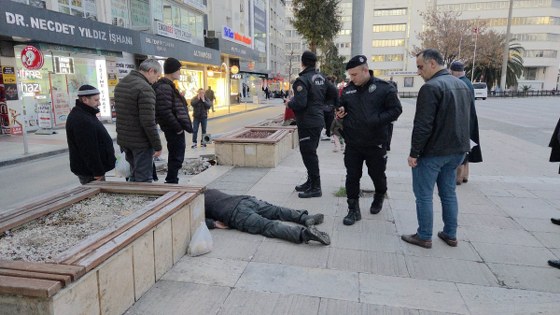 Samsun'da bankta bir anda yere yığıldı: Cumhuriyet Meydanı'nda panik
