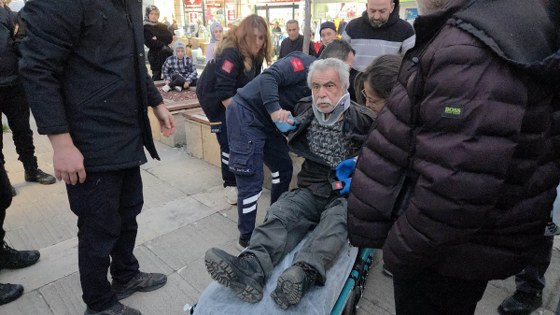 Samsun'da bankta bir anda yere yığıldı: Cumhuriyet Meydanı'nda panik