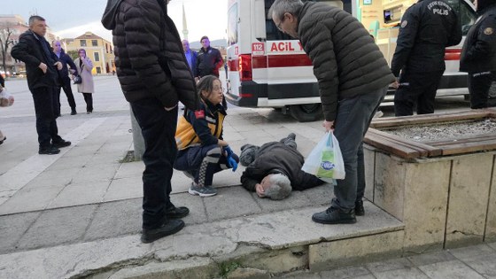 Samsun'da bankta bir anda yere yığıldı: Cumhuriyet Meydanı'nda panik