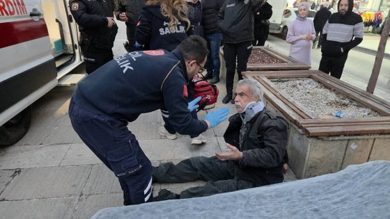 Samsun'da bankta bir anda yere yığıldı: Cumhuriyet Meydanı'nda panik