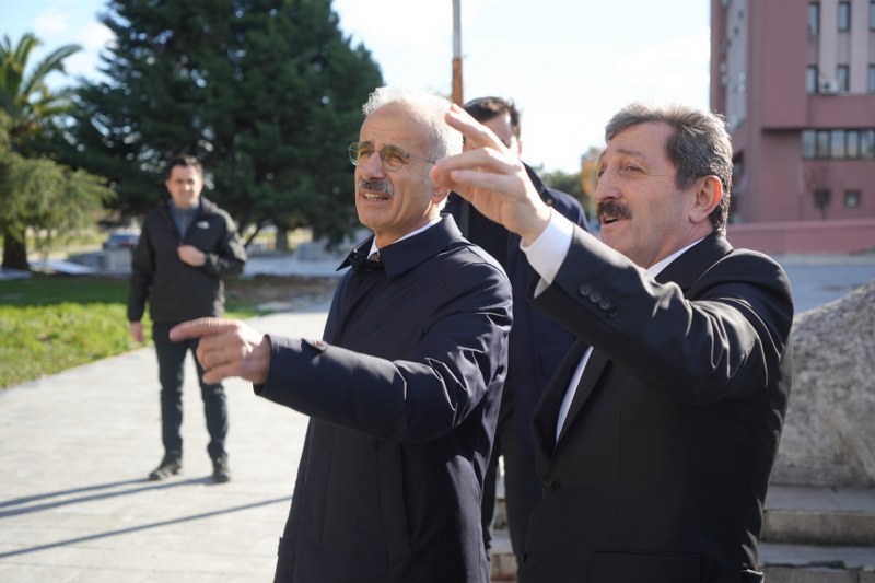 Bakan Uraloğlu'ndan Samsun turu: İstiklal Meydanı'nı inceledi