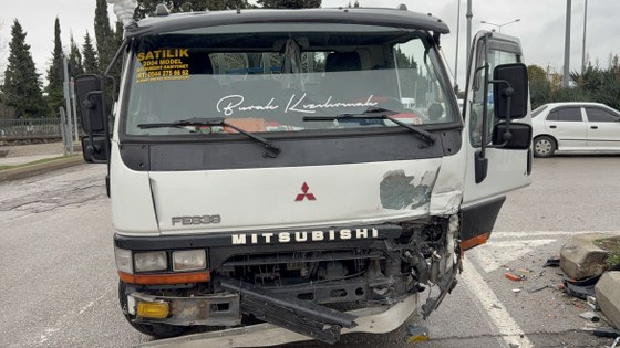 Samsun'da kavşakta kaza: Otomobil savruldu