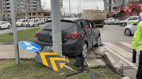 Samsun'da kavşakta kaza: Otomobil savruldu
