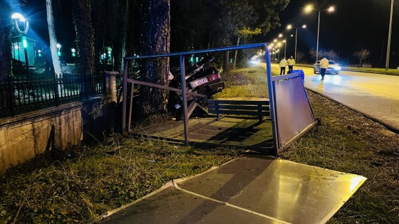 Samsun'da faciadan dönüldü: Araç kağıt gibi ezildi 