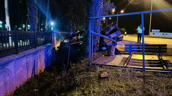 Samsun'da faciadan dönüldü: Araç kağıt gibi ezildi 