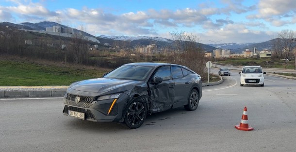 Samsun'da kavşakta çarpışma: Otomobil paramparça oldu