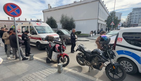 Samsun'da yayalara yol vermek isterken hastanelik oldular 
