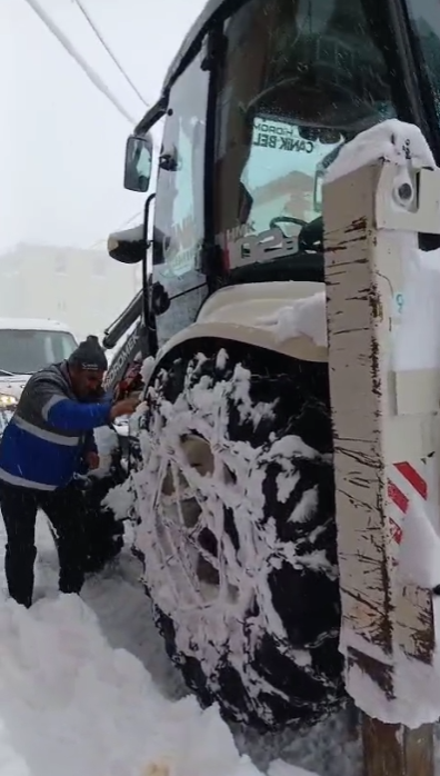 Canik'te 1 metrelik karda belediye ekiplerinden amansız mücadele 