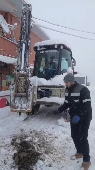 Canik'te 1 metrelik karda belediye ekiplerinden amansız mücadele 