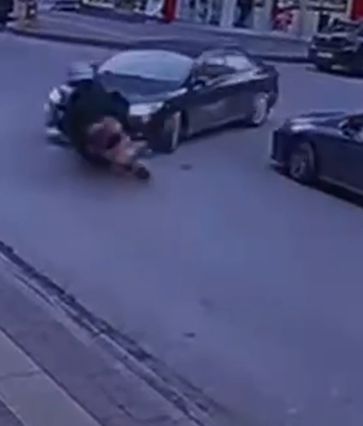 Samsun'da sokak çıkışında kaza! O anlar kamerada