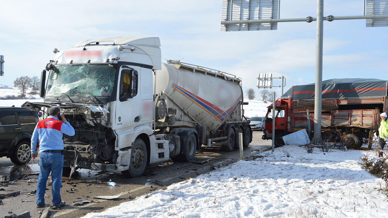 Samsun Havzada Tir Ile Kamyon Carpisti