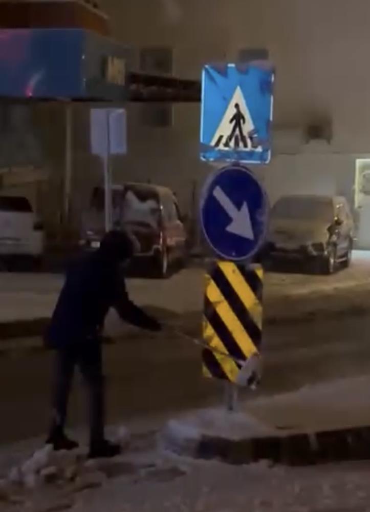 Trafik Levhasini Temizleyen Ogrenci