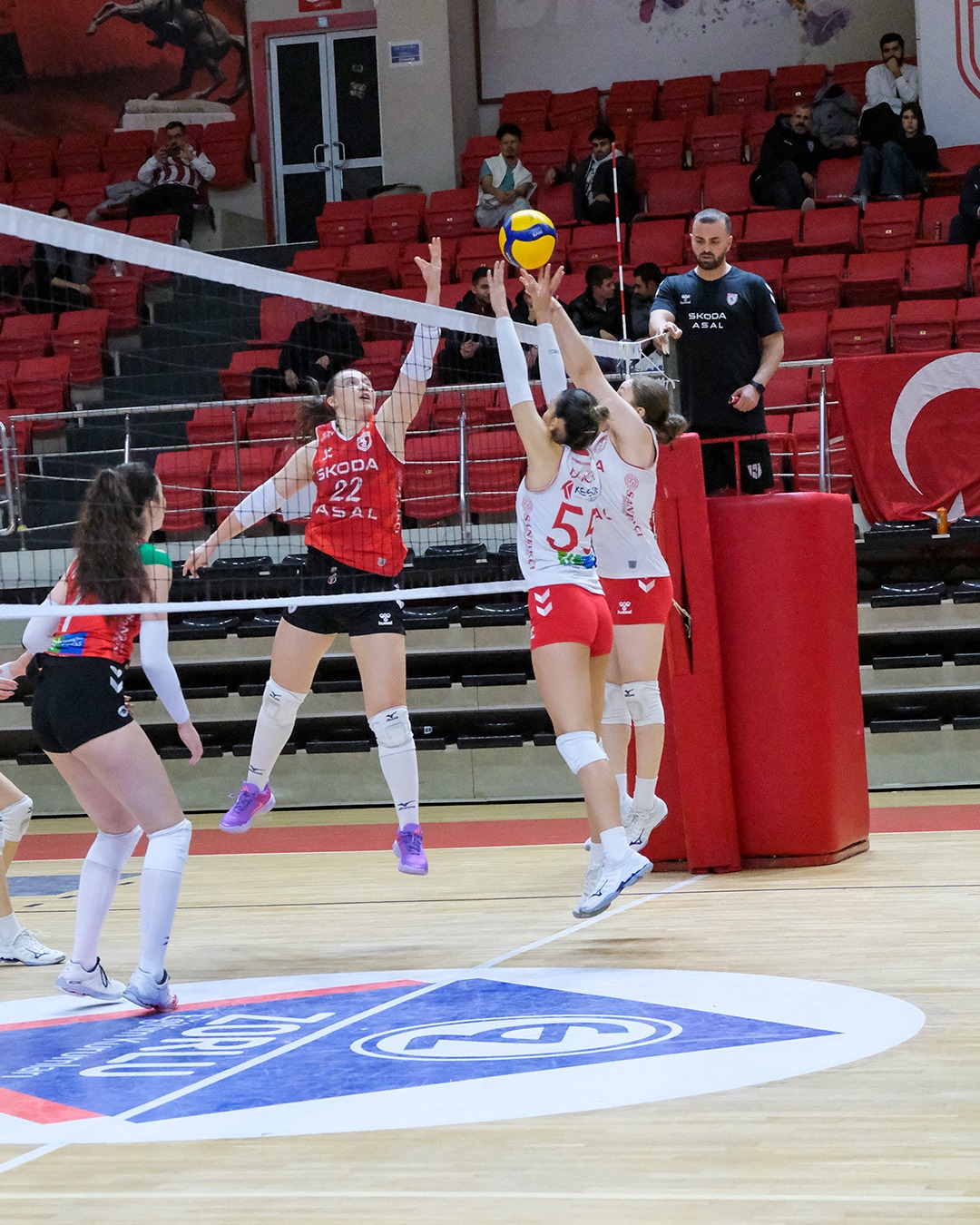 Samsunspor voleybol eksiklerini gördü 