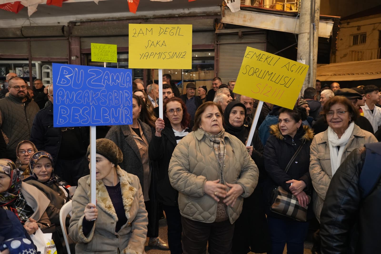 Bafra'da CHP kürsüyü emeklilere bıraktı: "Geçinemiyoruz"