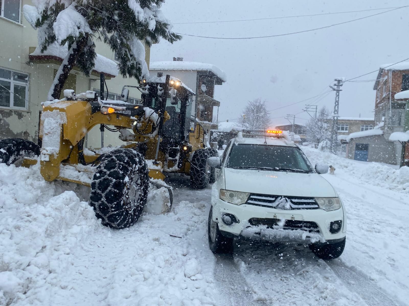 Salıpazarı'nda yoğun kar mesaisi! 