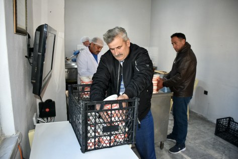 Samsun'da muhtardan örnek dayanışma! Aşevi gibi çalışıyorlar