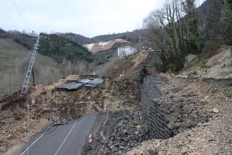 Heyelan yolu kapattı, Samsun güzergahı değişti