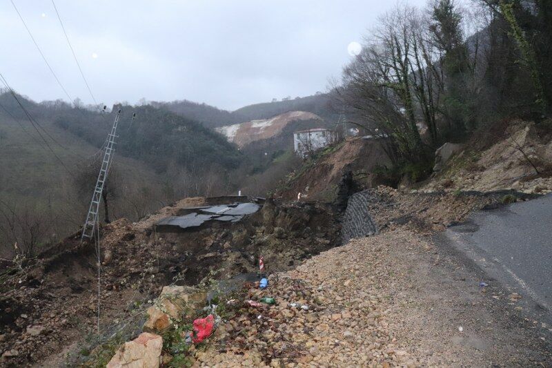 Heyelan yolu kapattı, Samsun güzergahı değişti