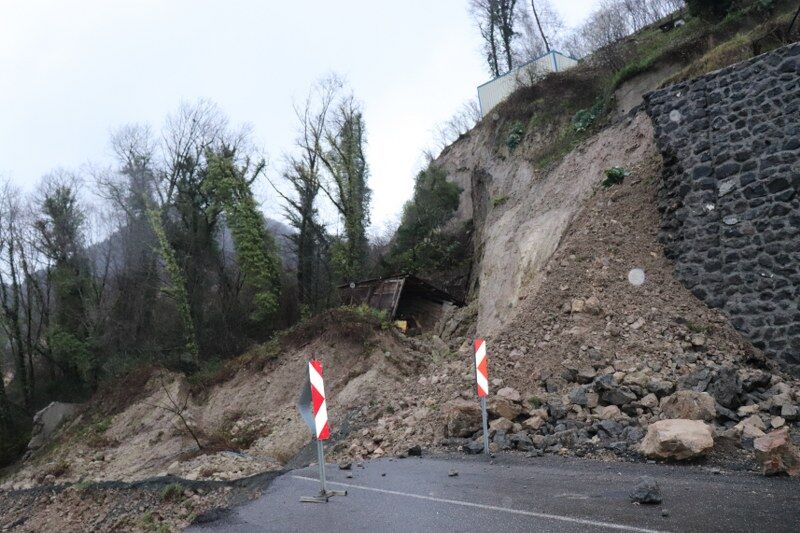 Heyelan yolu kapattı, Samsun güzergahı değişti