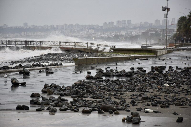 Samsun'da 5 metrelik dalgalar yıktı geçti! 