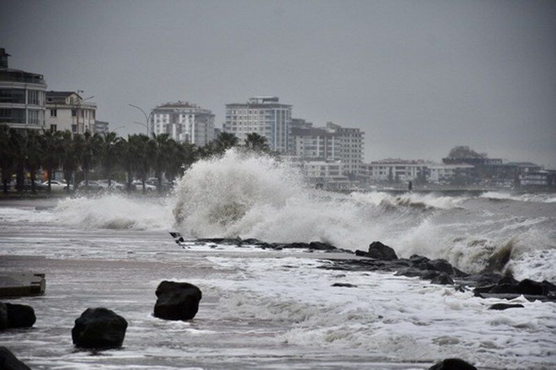 Samsun'da 5 metrelik dalgalar yıktı geçti! 