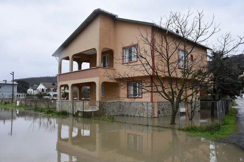 Samsun'da 5 metrelik dalgalar yıktı geçti! 