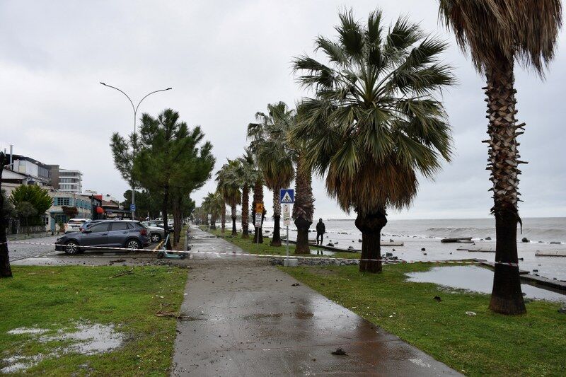 Samsun'da 5 metrelik dalgalar yıktı geçti! 