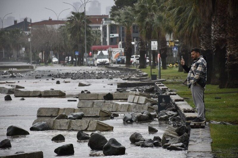Samsun'da 5 metrelik dalgalar yıktı geçti! Sahile şerit çekildi 