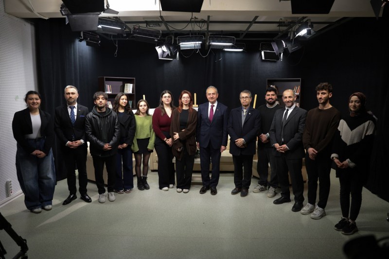 Samsun/Çarşamba: OMÜ yerleşkesine katkı sunan Mustafa Kemal Güneşdoğdu anıldı. Anma programı OMÜ İletişim Fakültesi’nde canlı yayınla gerçekleştirildi. Konuşmalarda Güneşdoğdu’nun eğitime adanan hayatı ve kalıcı eserleri vurgulandı. Akademik yapının güçlenmesi ve yeni program hedefleri paylaşıldı. Etkinlik toplumsal hafıza ve yetişen nesiller vurgusuyla tamamlandı. Resmî kaynak Ondokuz Mayıs Üniversitesi; ayrıntılar Samsun Gazetesi’nde.