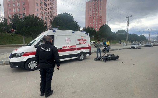 Samsun'da motosiklet ile otomobil çarpıştı: 2 kişi yaralandı 