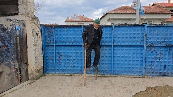 Samsun'da kendi yaptığı 'ayakcak' ile mahalleyi geziyor