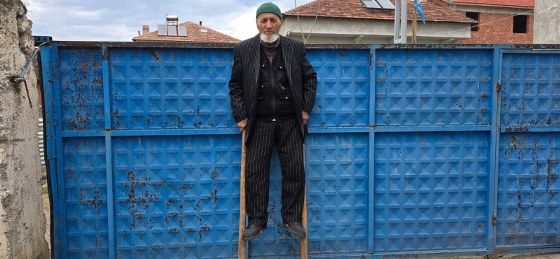 Samsun'da kendi yaptığı 'ayakcak' ile mahalleyi geziyor