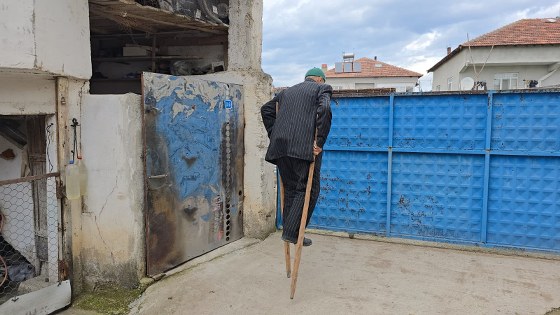 Samsun'da kendi yaptığı 'ayakcak' ile mahalleyi geziyor