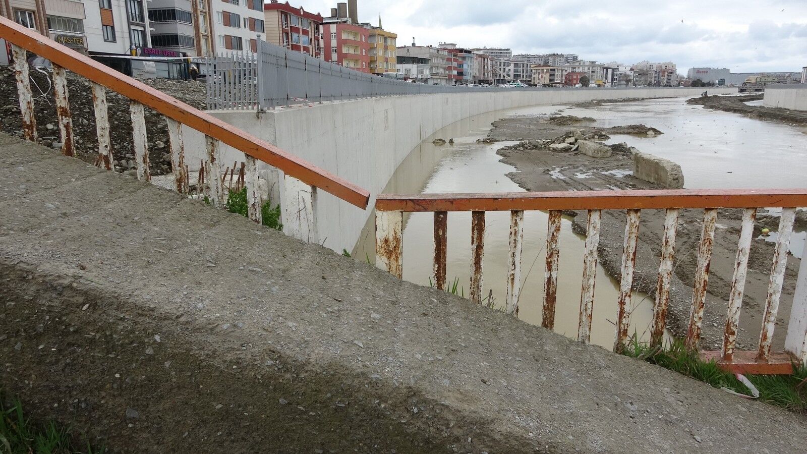 A W650500 05 1600X900