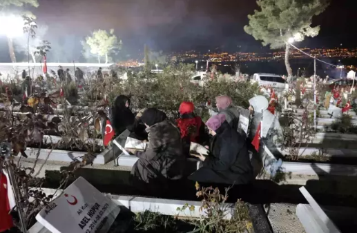 3 yıldır dinmeyen acı! Gece yarısı herkes mezarlığa koştu