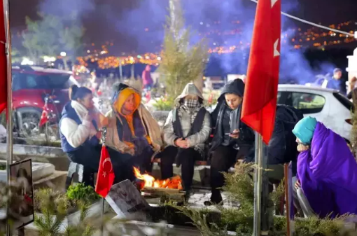 3 yıldır dinmeyen acı! Gece yarısı herkes mezarlığa koştu