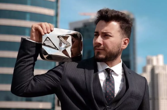 Enes Batur gözaltına alındı